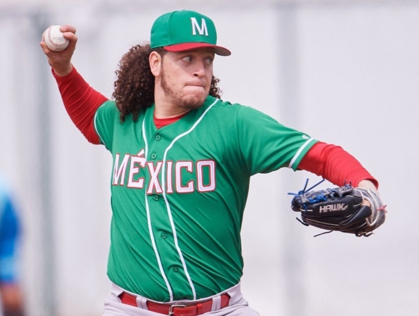 El pitcher lanzando desde la loma 