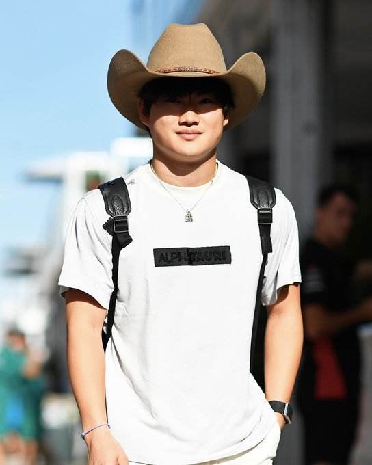 Tsunoda en su llegada al paddock en Austin