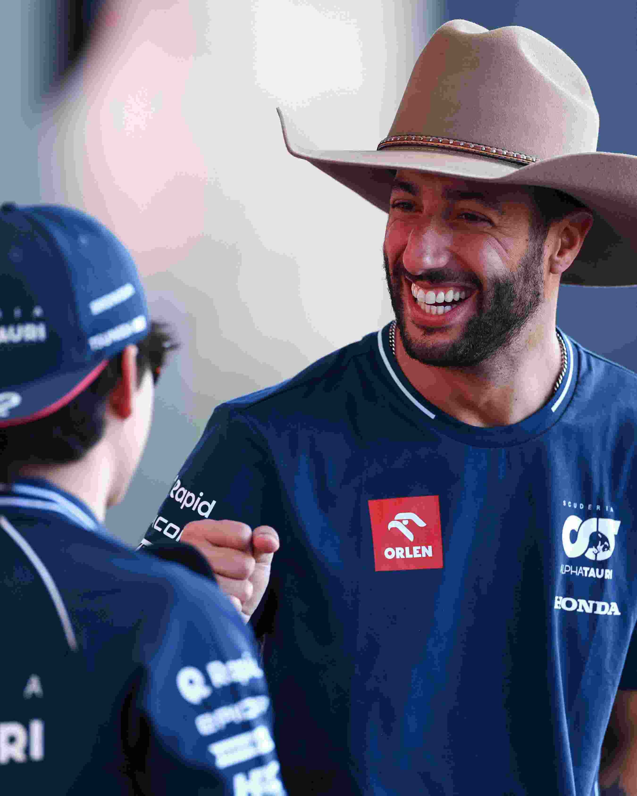 Ricciardo junto a Tsunoda