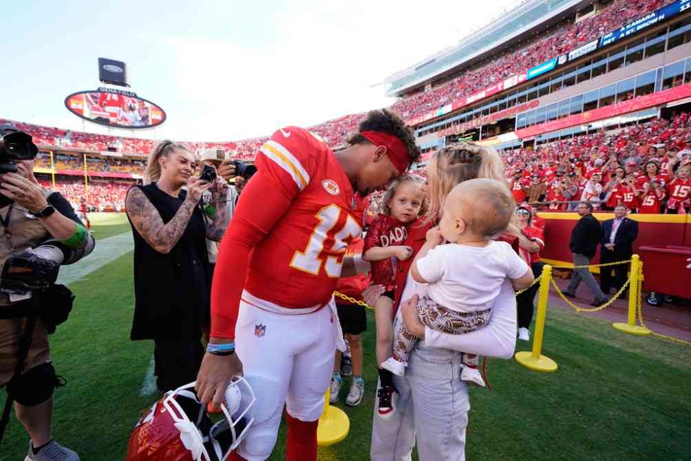 Mahomes con su familia tras la victoria