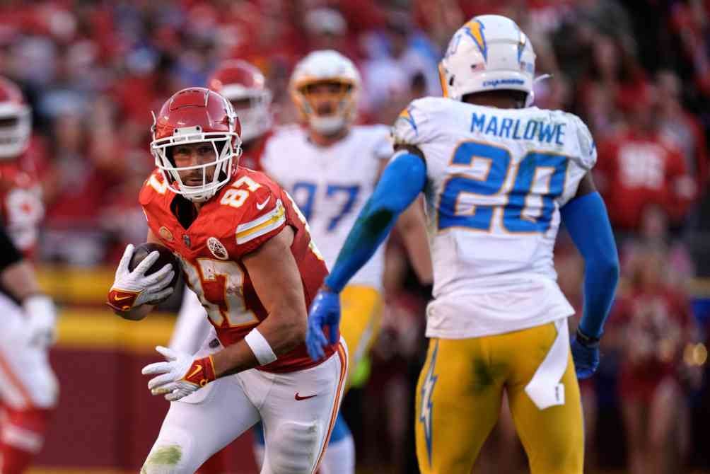 Travis Kelce durante el partido contra los Chargers