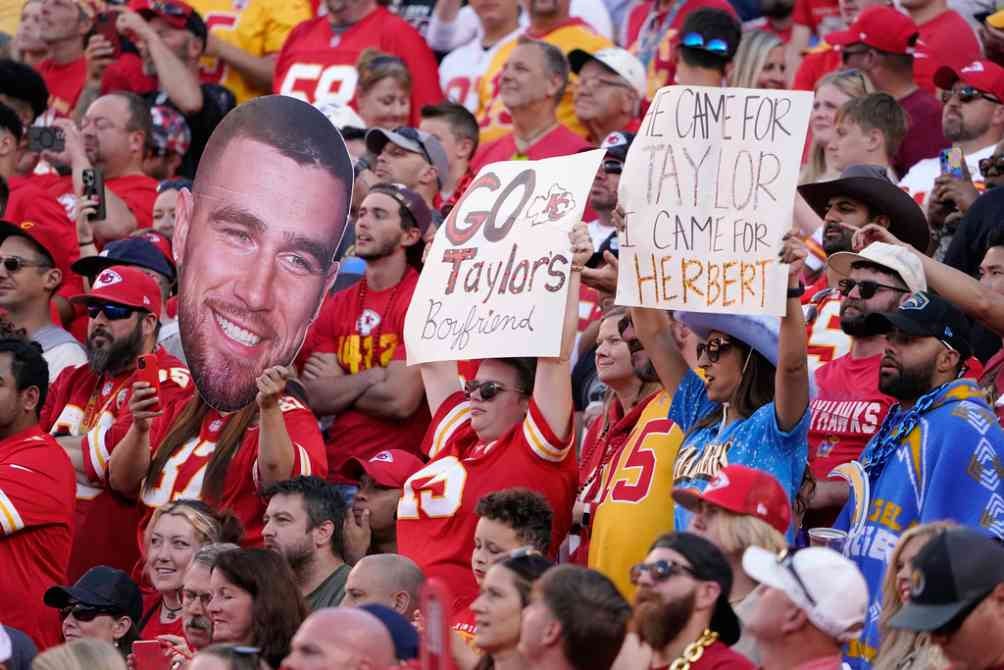 La afición de Chiefs manifiesta su apoyo a Taylor y Travis