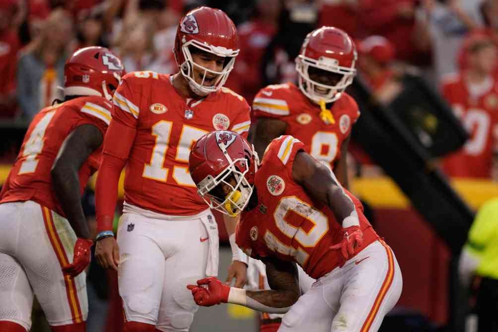 Mahomes celebra con Isiah Pacheco