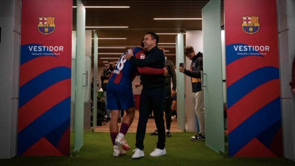 Xavi y el delantero canterano de la Masía celebrando el triunfo