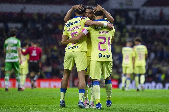 Álvarez celebra uno de los goles con sus compañeros