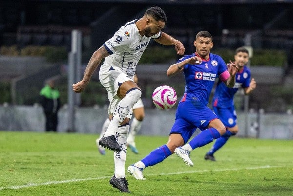 Nathan Silva enfrentando a Cruz Azul 