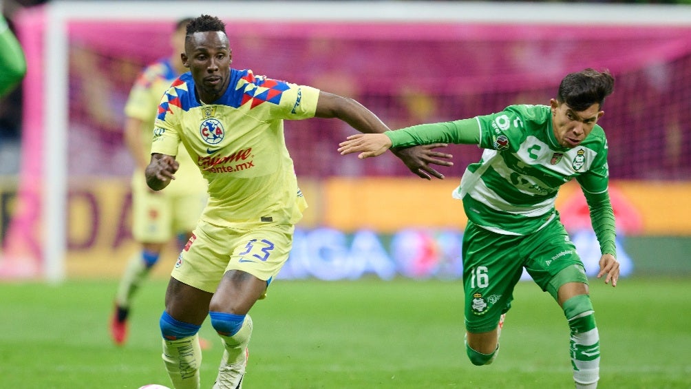 Julián Quiñones jugando con las Águilas del América 