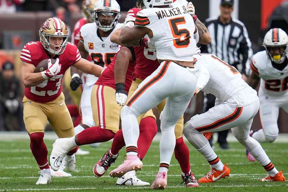 Christian McCaffrey en el juego ante Cleveland Browns