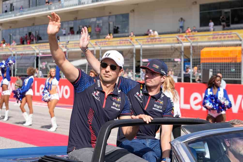 Checo y Verstappen durante el desfile de pilotos en Austin