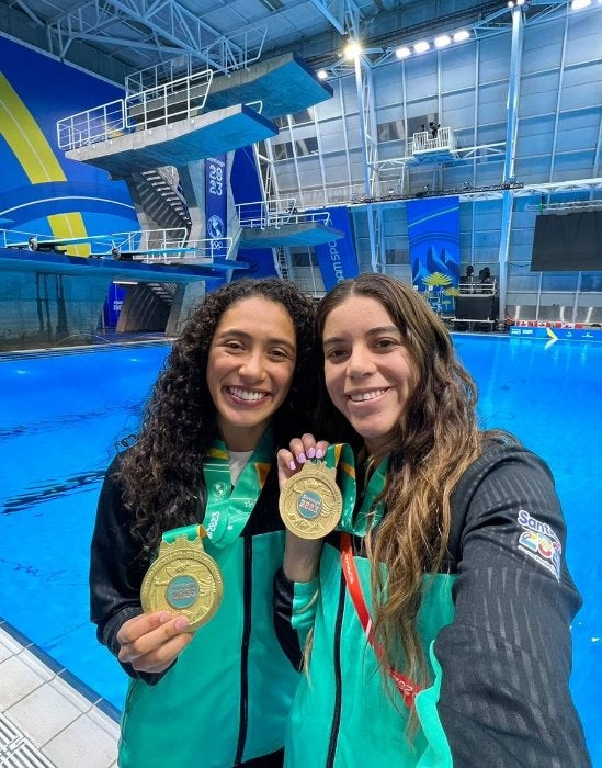 Gaby Agúndez y Ale Orozco con su medalla de oro en los Panamericanos