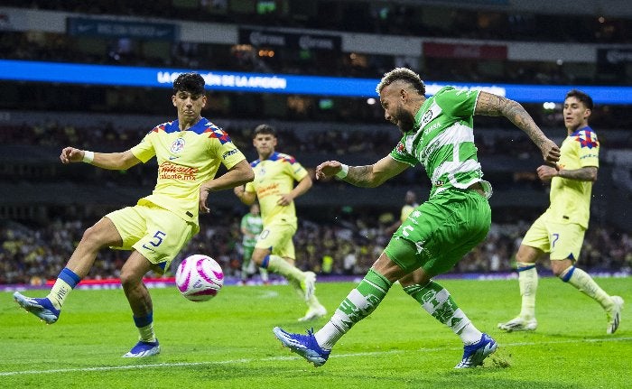 Kevin Álvarez durante el partido ante Santos