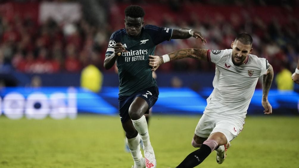 Saka disputando un balón en el partido contra Sevilla