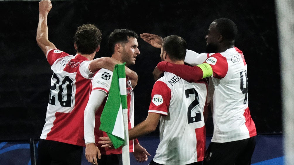 Santiago Giménez celebra un gol con Feyenoord en Champions League