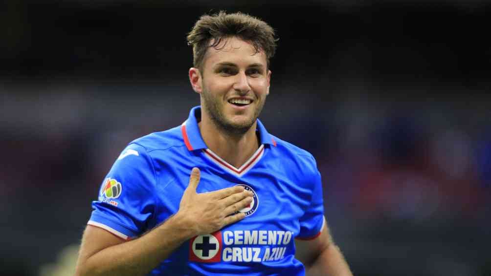 Giménez en celebración de gol con Cruz Azul antes de marcharse