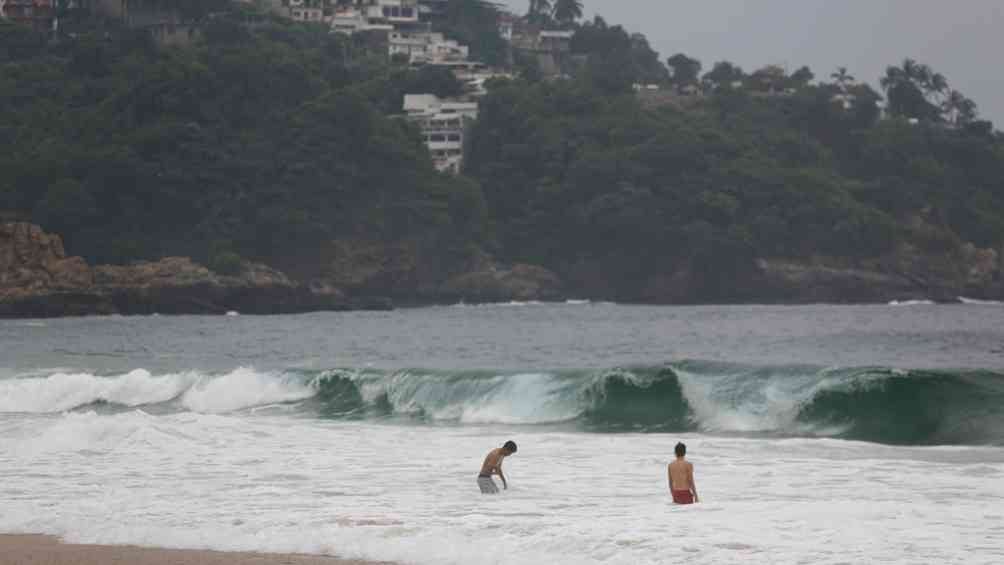 Turistas en la playa de Acapulco durante el huracán