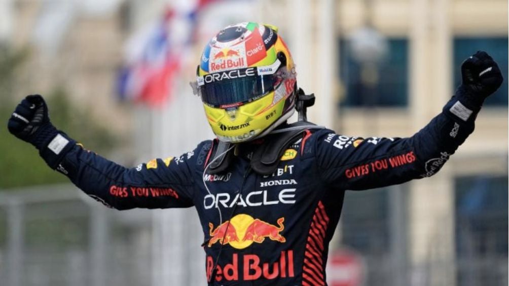 El piloto mexicano celebrando en una carrera