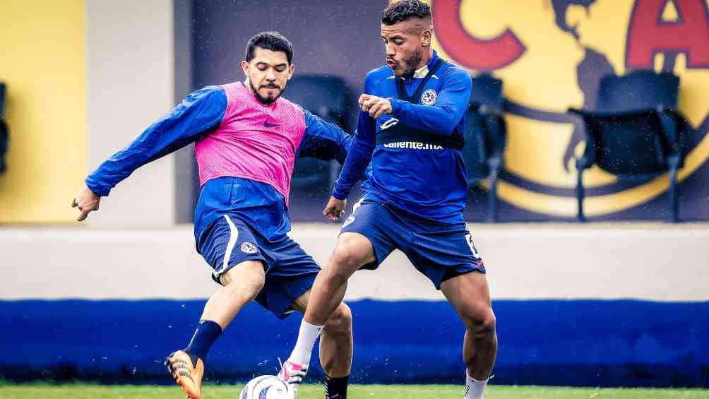 Henry Martín y Jona Dos Santos en entrenamiento de las Águilas