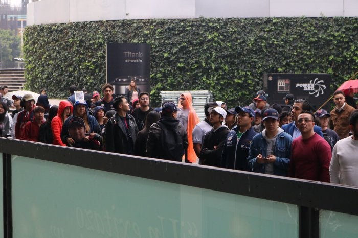 Cientos de fans se reunieron para ver al piloto mexicano en un evento