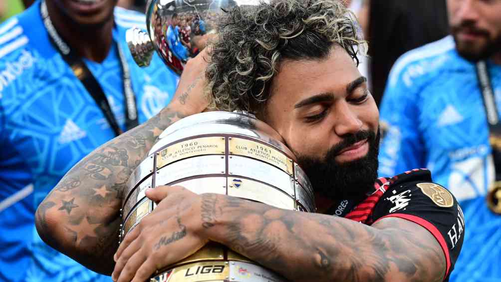 Gabriel Barbosa abraza el trofeo en 2022