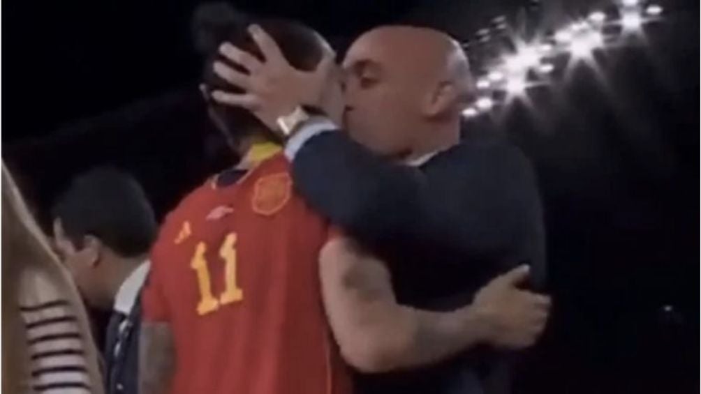 Rubiales y el beso que le dio a Hermoso