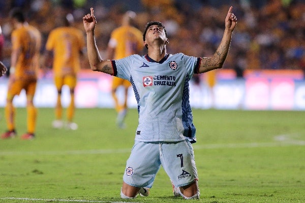 Uriel Antuna celebrando su gol con Cruz Azul 