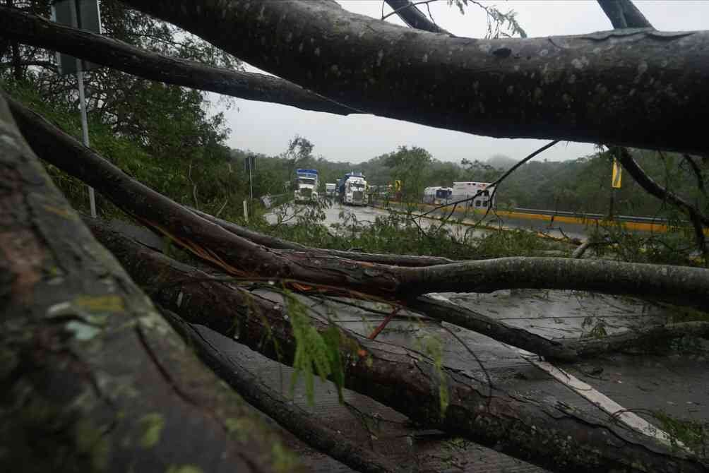 Otis provocó el cierre de la carretera 