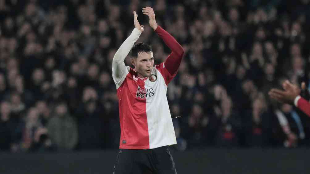 Santiago Giménez durante el juego de Champions League