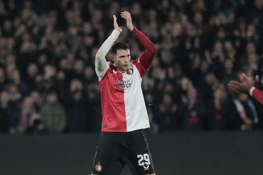 Santi Giménez celebrando su doblete en Champions League