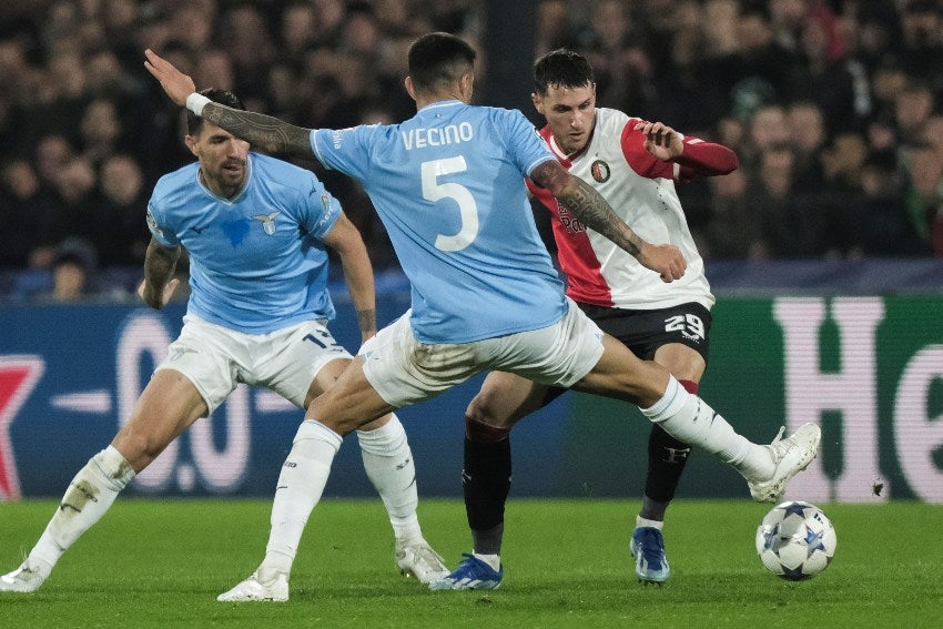 Santi Giménez en su debut con Champions League