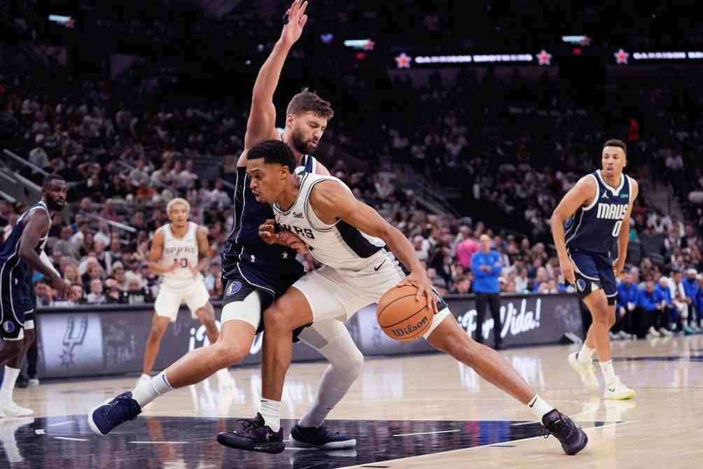 Keldon Johnson de los Spurs se enfrenta a Maxi Kleber de los Mavs