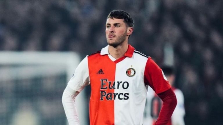 Santiago Giménez en un partido del Feyenoord 