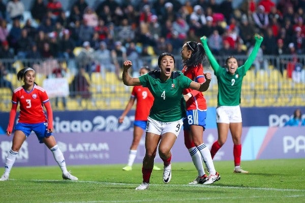 Rebeca Bernal celebrando su gol 