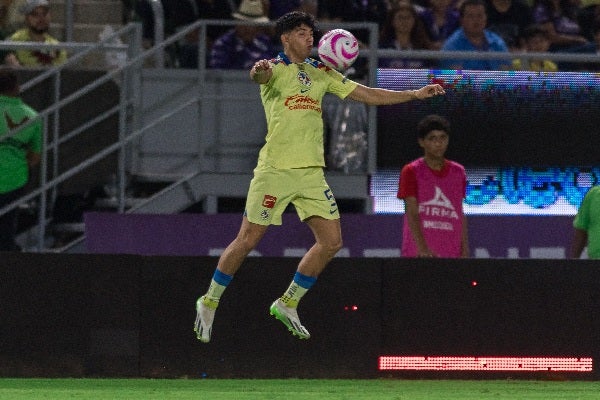 Kevin Álvarez controlando el balón