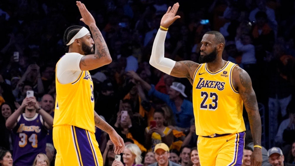 LeBron James y Anthony Davis comandan remontada de los Lakers ante Suns