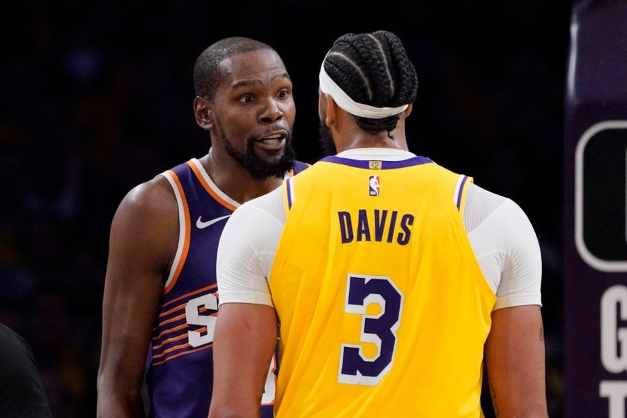 Anthnoy Davis cara a cara con Kevin Durant