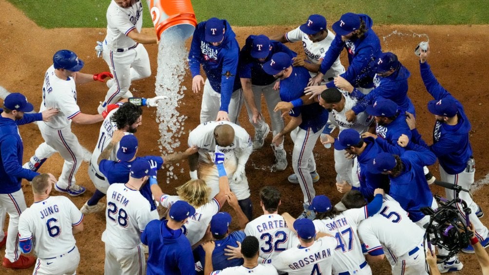 ¡Vaya inicio de Serie Mundial! Rangers deja en el terreno a D-Backs en extra innings