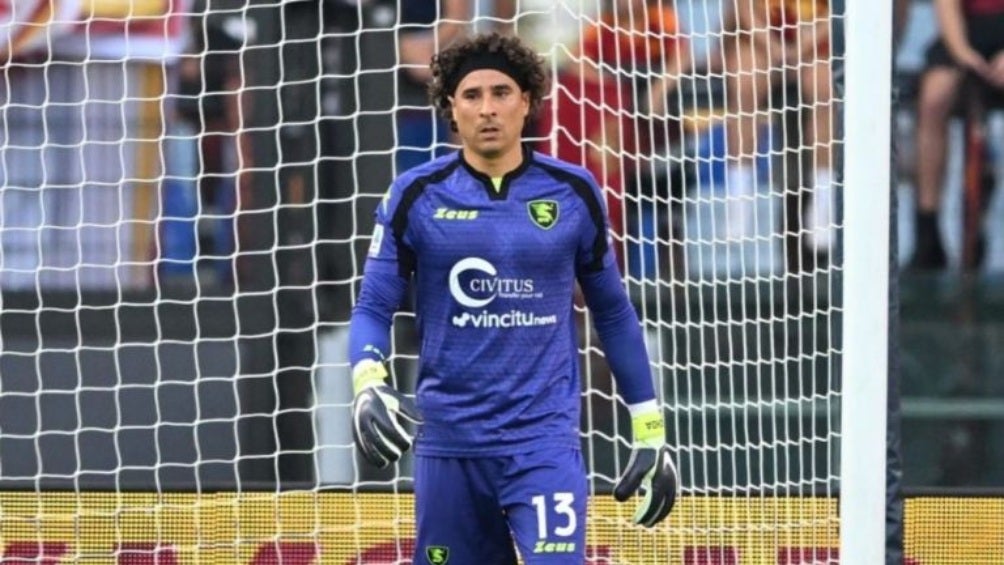 Guillermo Ochoa vuelve al once inicial con el Salernitana 