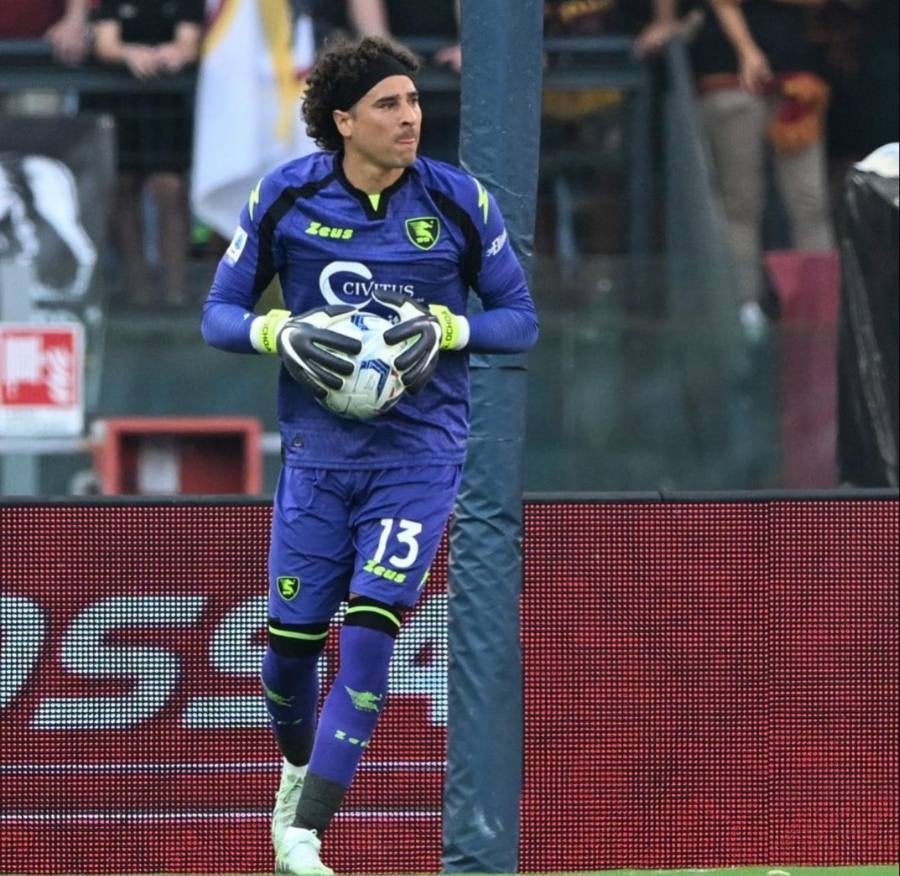 Ochoa jugando con el Salernitana