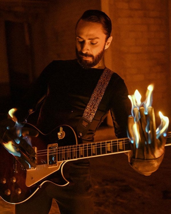 Jay de la Cueva tocando la guitarra 