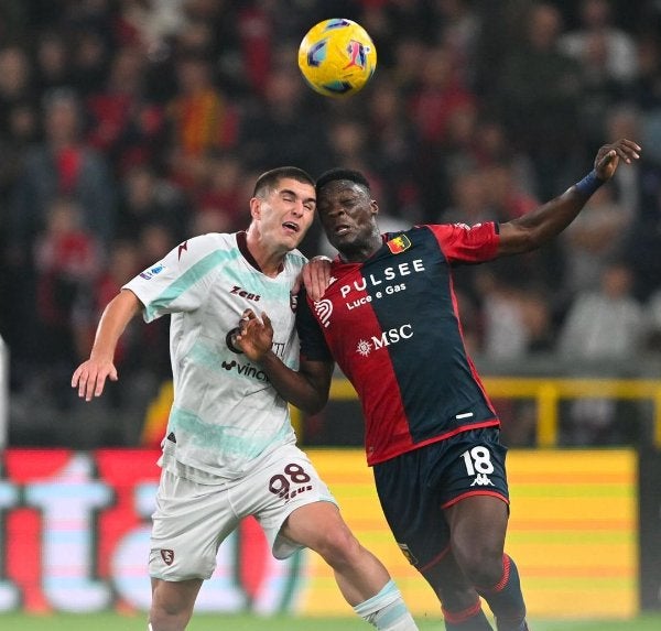 Salernitana disputando el balón