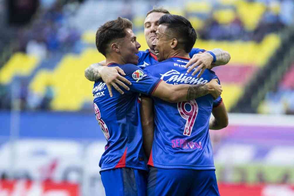 Jugadores de Cruz Azul en celebración del gol