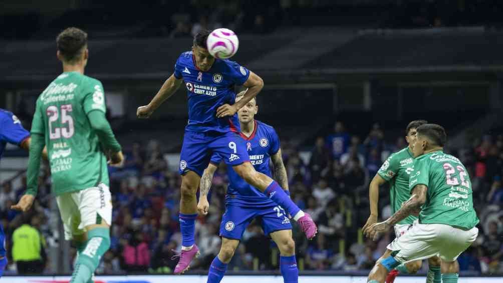 Cruz Azul venció por la mínima a León y alarga su esperanza de Play-in