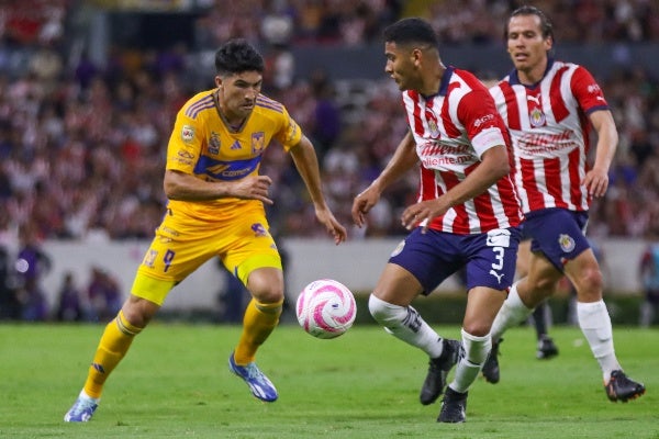 Tigres y Chivas disputando el balón