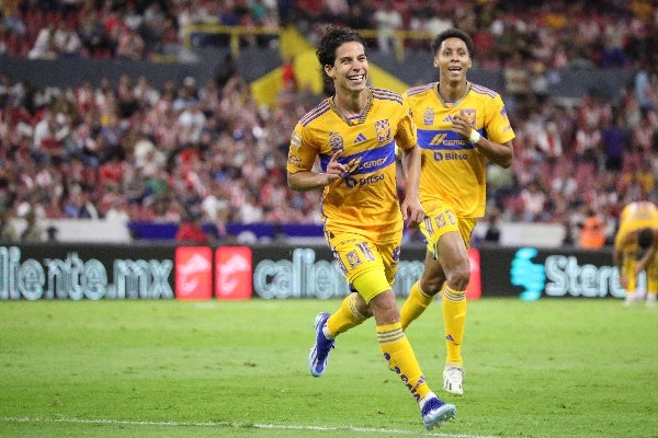 Diego Lainez celebrando su gol con Tigres 