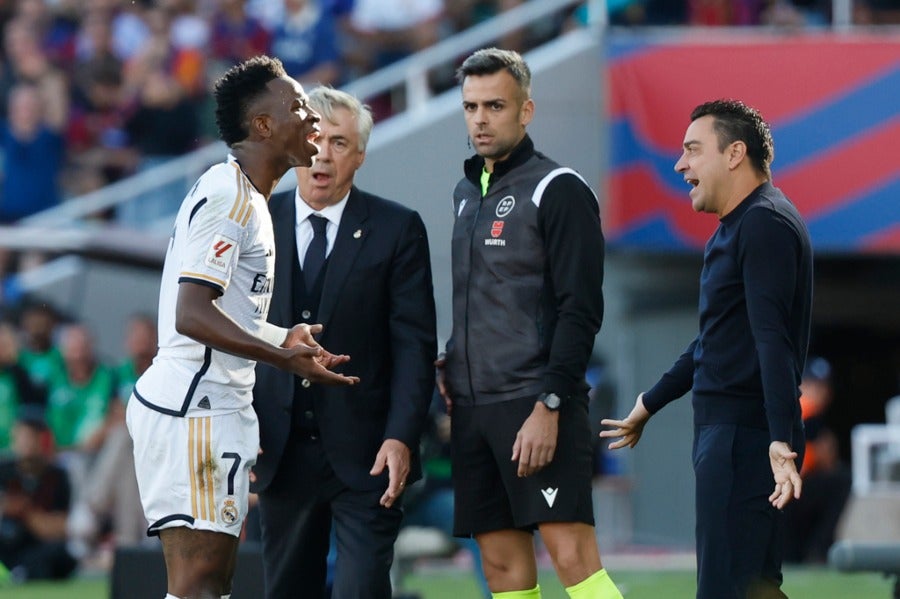 Vinicius discutiendo con Xavi en el Clásico