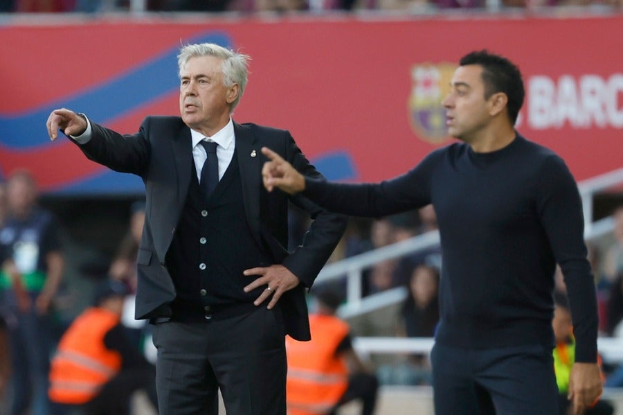 Carlo Ancelotti y Xavi en el Clásico