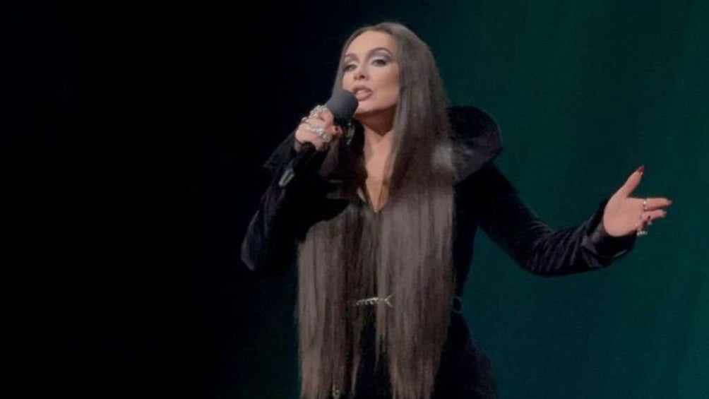 Adele disfrazada de Morticia Addams  