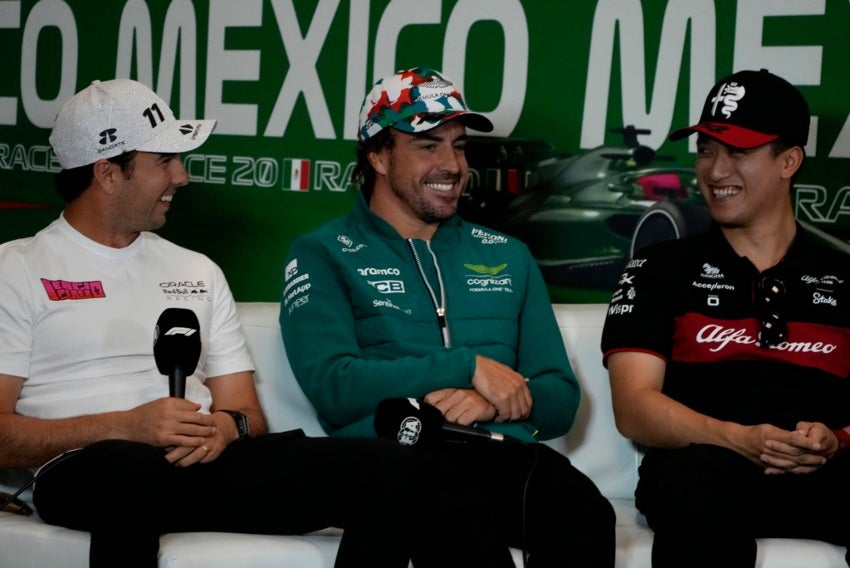 Zhou conviviendo con Checo y Fernando Alonso 