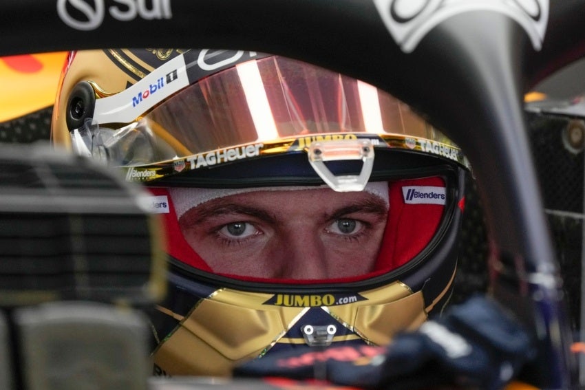 El neerlandés bajo la velocidad en el pit lane 