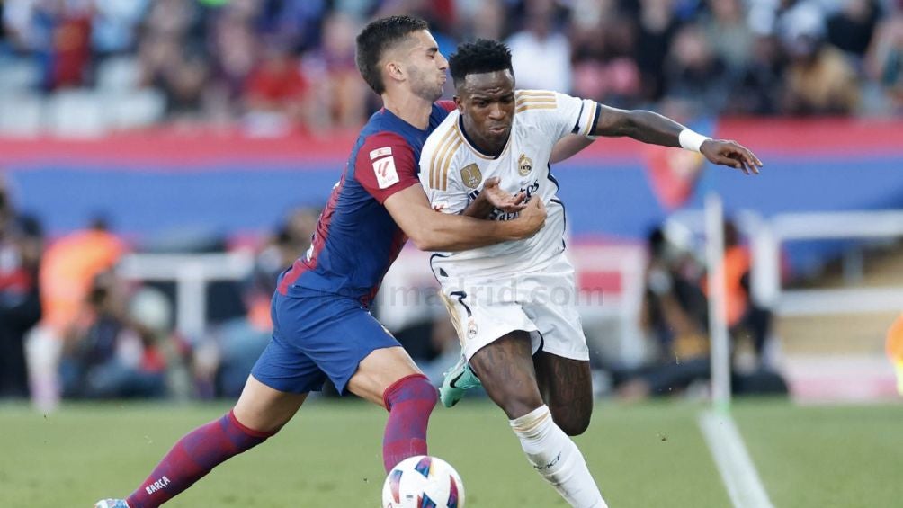 Ferrán Torres disputando un balón con Vinicius Jr